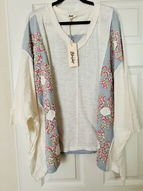 BlueVelvet Color Block Panel Top with Flower Patches in White